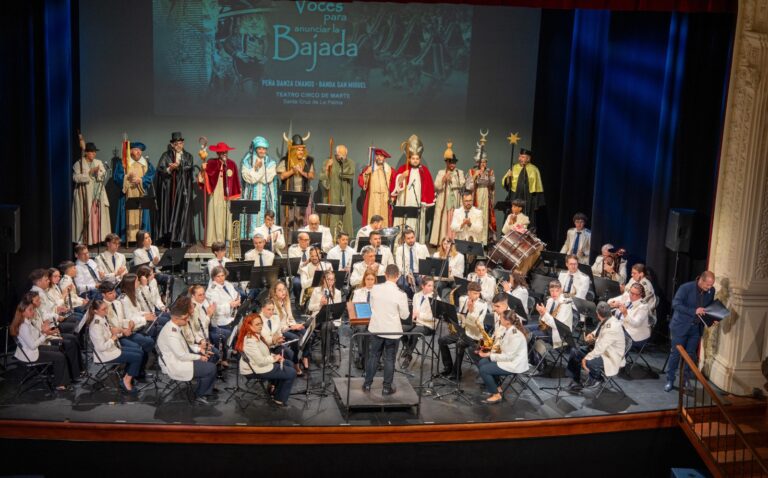 La Banda de Música San Miguel y la Peña de Danza de Enanos cantan a la Bajada de la Virgen de las Nieves