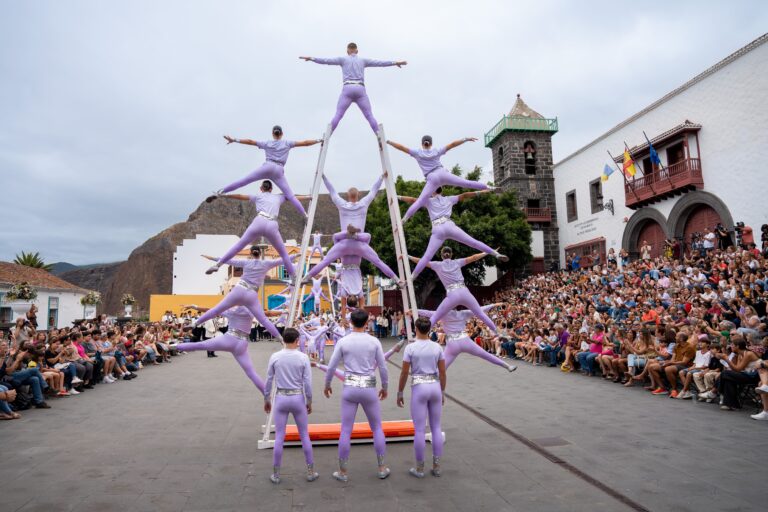 Cuerpos que dibujan el aire: ‘Los Acróbatas’ deslumbran en Santa Cruz de La Palma en la Semana Grande de la Bajada de la Virgen