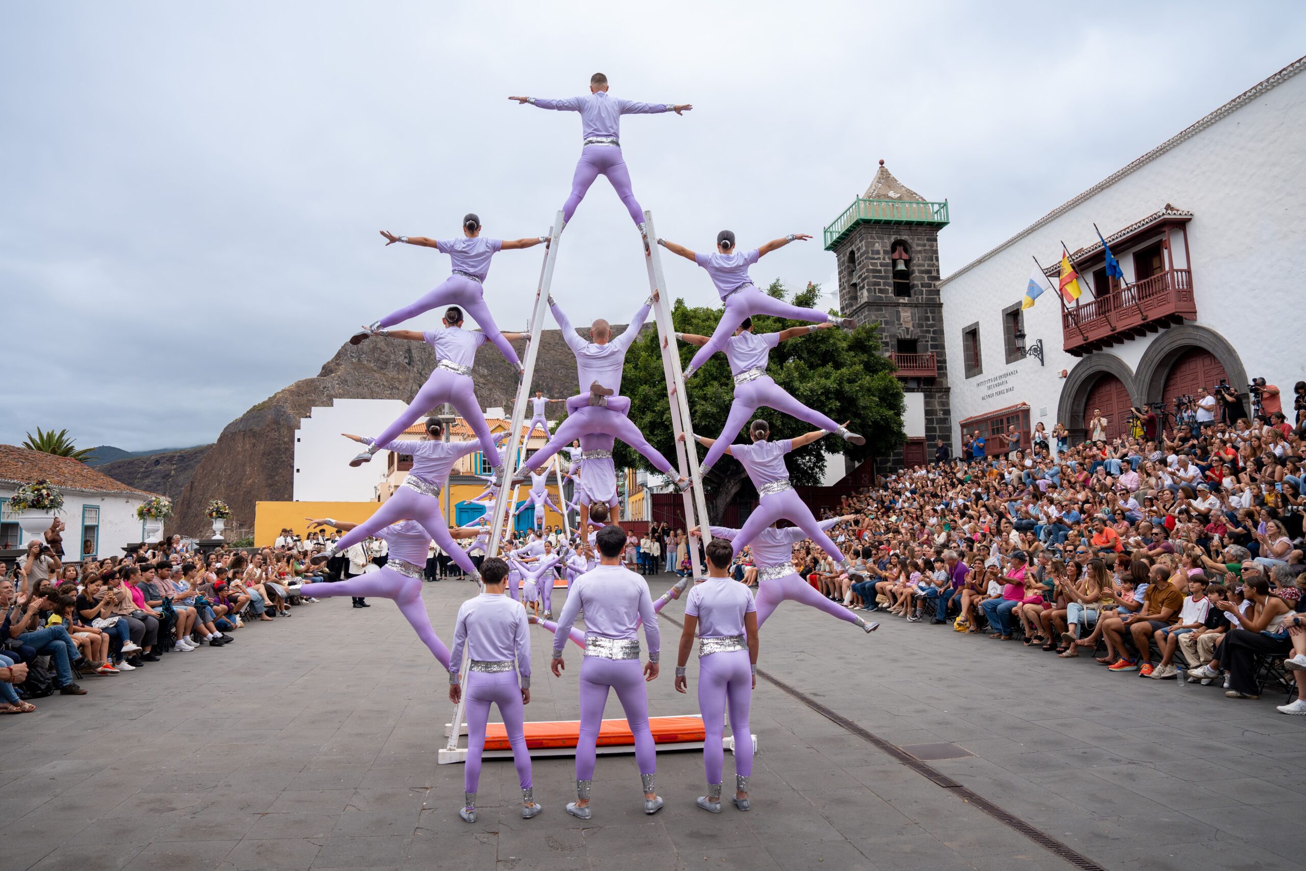 Lee más sobre el artículo Cuerpos que dibujan el aire: ‘Los Acróbatas’ deslumbran en Santa Cruz de La Palma en la Semana Grande de la Bajada de la Virgen