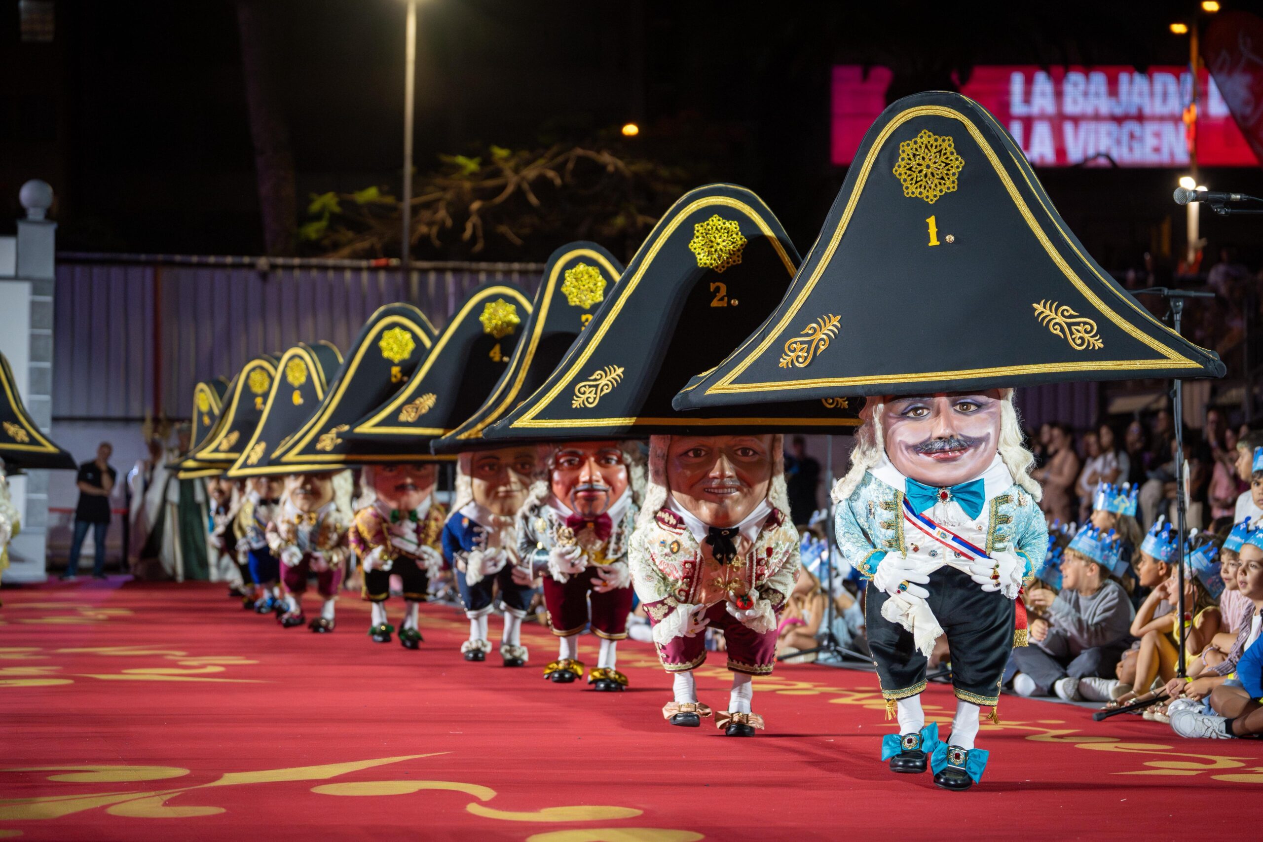 Lee más sobre el artículo Canarias se rinde ante la Danza de Los Enanos tras diez años sin vivir la magia del número más icónico de la Bajada de la Virgen de las Nieves