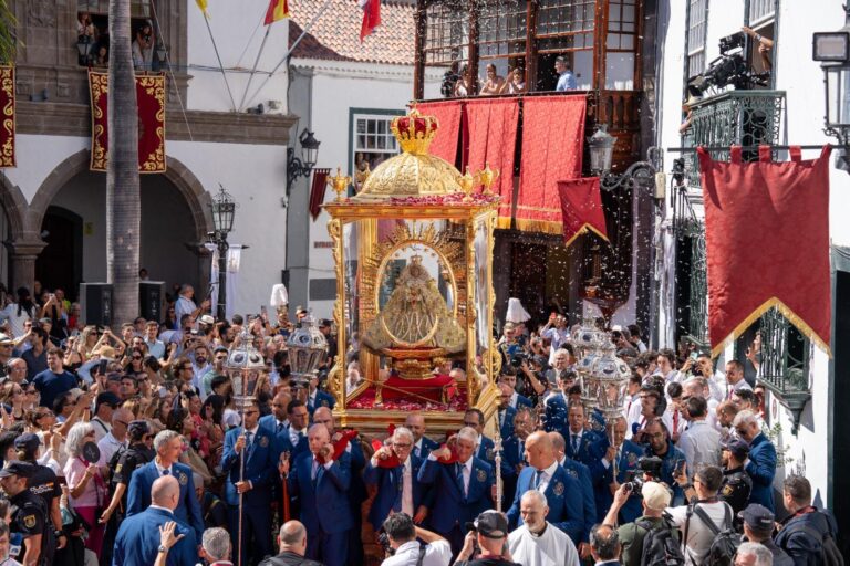 Santa Cruz de La Palma abraza a la Virgen de Las Nieves diez años después de su última Bajada