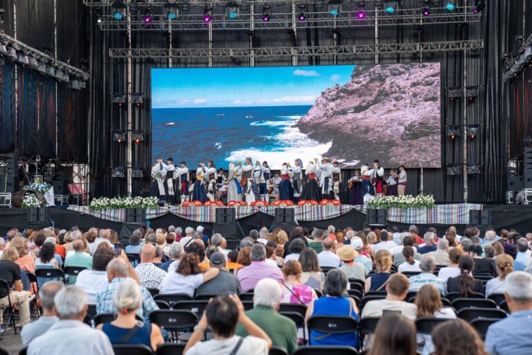 Isas, folías y malagueñas protagonizan el Festival Folclórico Insular de la Bajada de la Virgen en Santa Cruz de La Palma