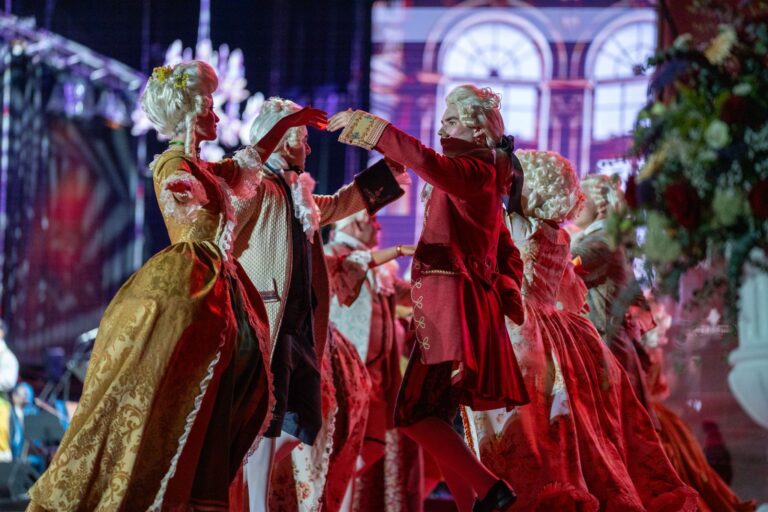 El Minué deslumbra en el Festival del siglo XVIII y se exhibe como joya coreográfica y musical de la Bajada de la Virgen de las Nieves